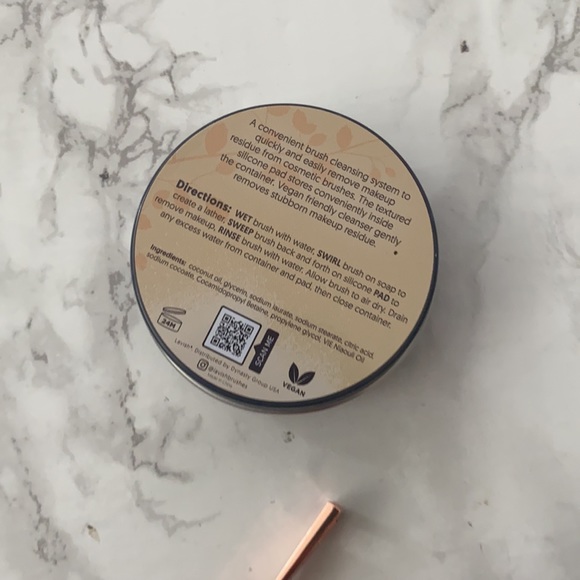 Iuxie wonderlust eye brushes and cleaning system - Picture 4 of 5